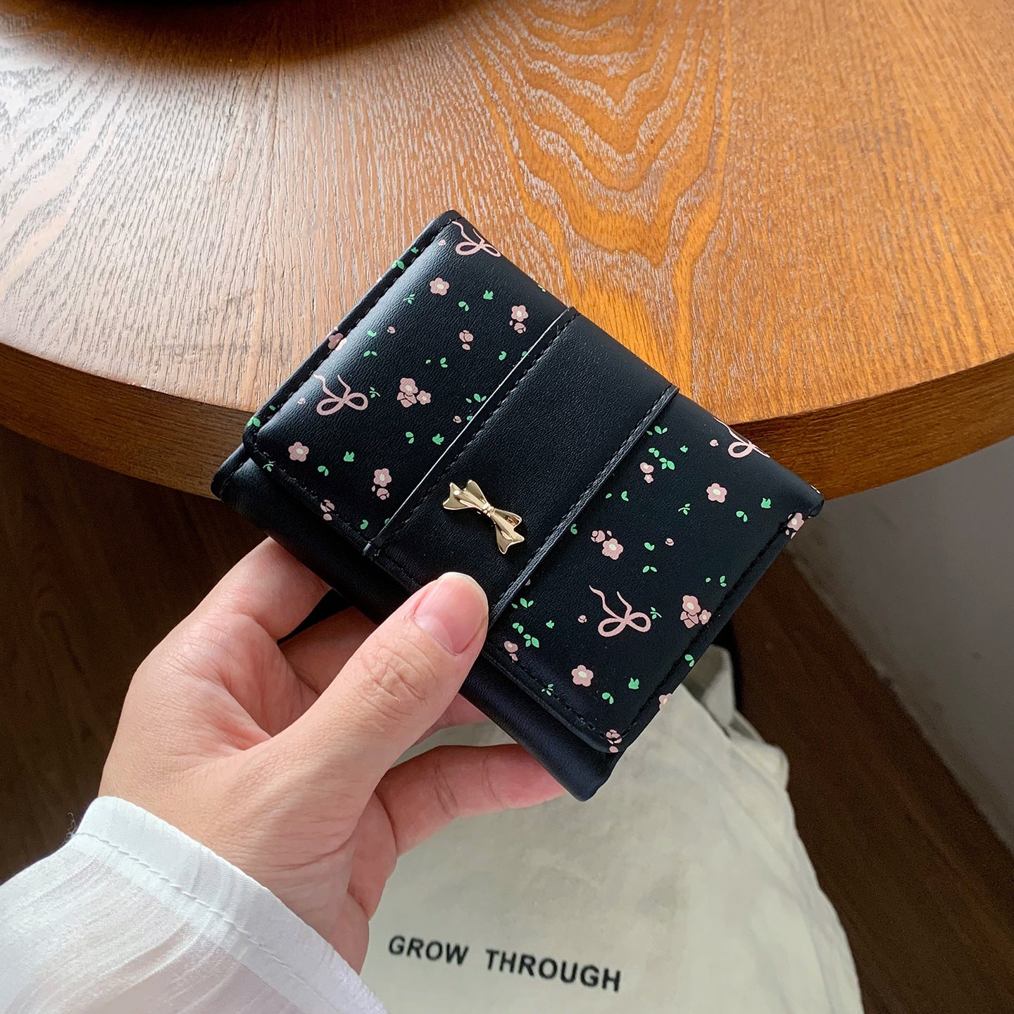 Good-looking Floral Bow Women's Three-Fold Wallet, Simple Fashion Light Portable Card Holder Purse