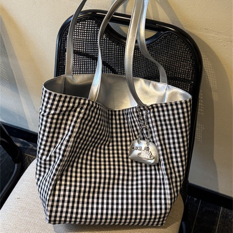 Chic Checkered Tote Bag with Metallic Accents and Spacious Interior for Daily Use