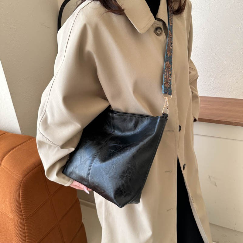 Women's Shoulder Messenger Bag New Retro Broadband Large Capacity Advanced Texture City Simple Commute Bucket Bag