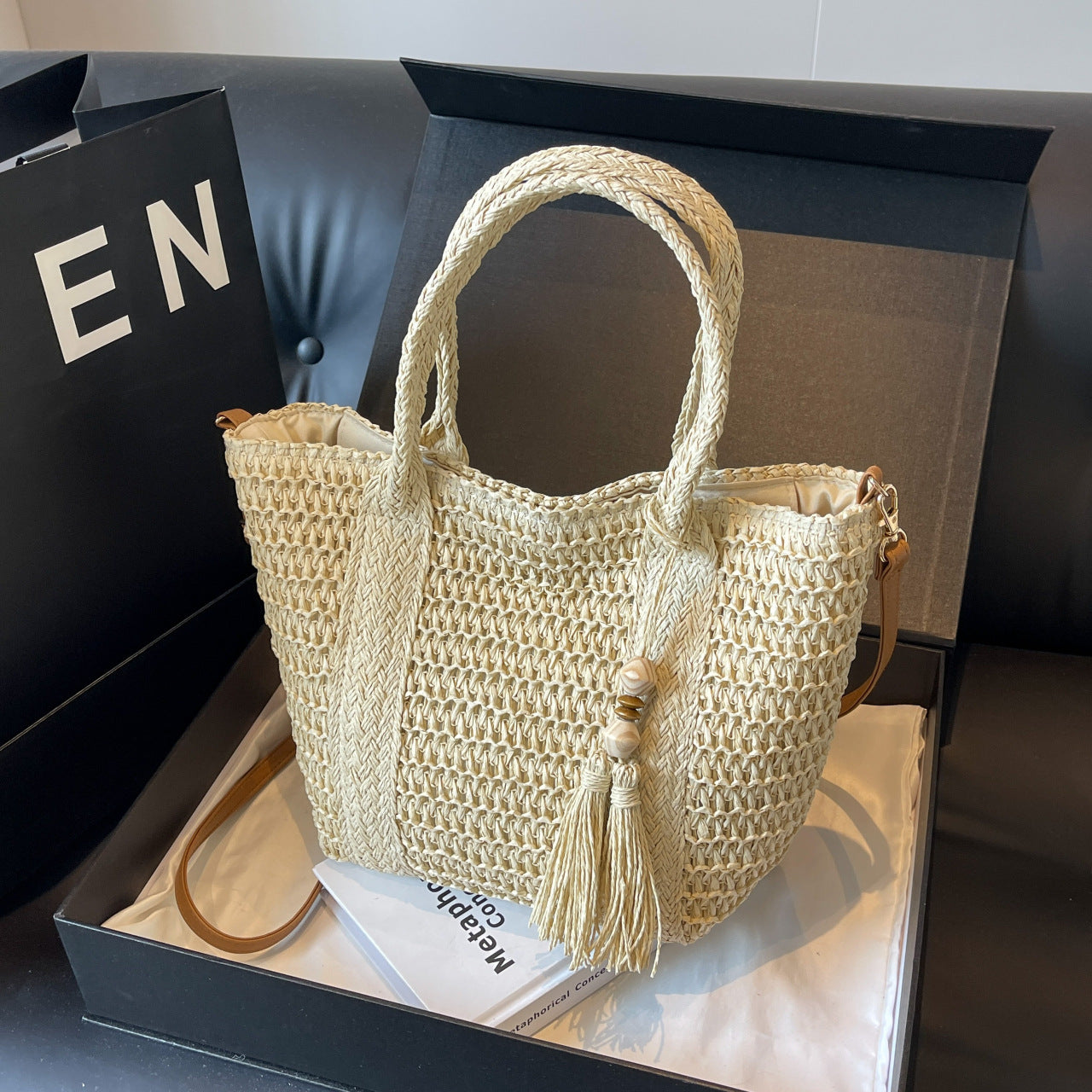 Summer Beach Tote Bag Women Handmade Woven Straw Large Capacity Casual Vacation Shoulder Bag with Tassel Detail