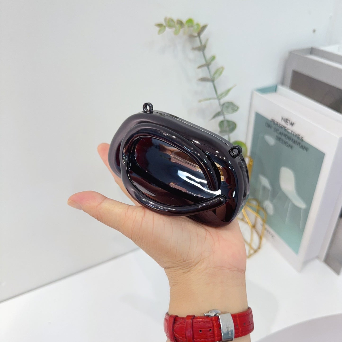 Chic Acrylic Clutch Bag with Chain Strap for Women, Mini Crossbody Evening Bag with Magnetic Closure and Shell Shape Design