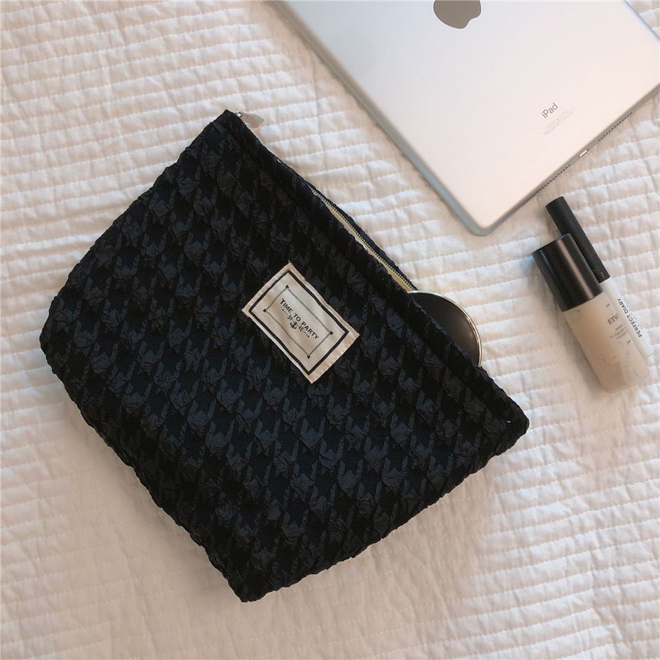 New Fashion Floral Embossed Makeup Bag with Large Capacity, Portable Travel Organizing Pouch for Daily Use