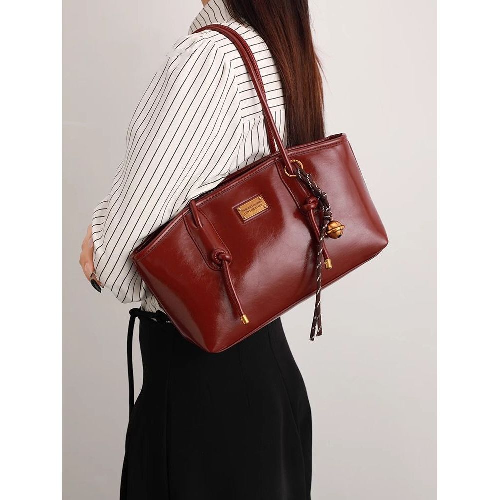 Elegant Red Wedding Tote Bag for Women with Chain Detail and Large Capacity, Perfect for Bridal Events and Daily Use