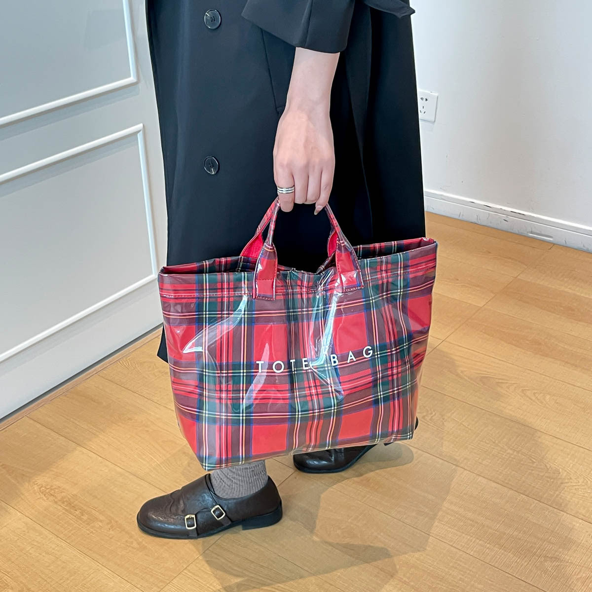 Trendy Plaid Tote Bag for Women with Large Capacity and Fashionable Design, Perfect for Daily Use
