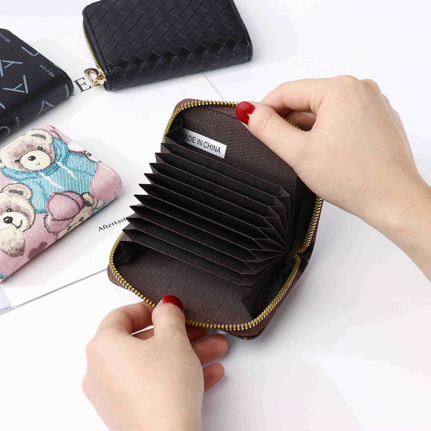 Elegant Women's Card Holder with Multiple Slots, Zipper Wallet, Fashion Letter Print Design for Daily Use