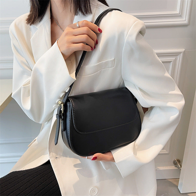 Chic Minimalist Saddle Crossbody Bag with Stitching Details for Everyday Fashion