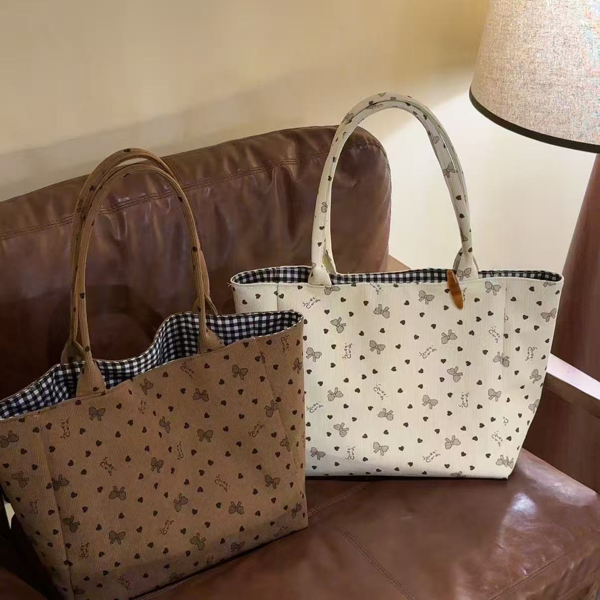 2025 New Large Capacity Tote Bag for Women with Heart and Bow Pattern, Fashionable Shoulder Bag for Daily Commute and Casual Use