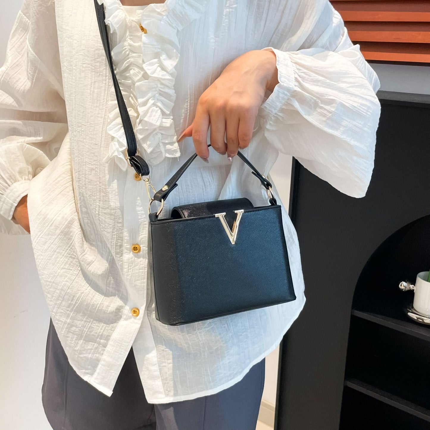 Light Luxury Bag Women's New V-Shaped Fashion Classy Bucket Bag Large Capacity Work Commuter Portable Shoulder Oblique