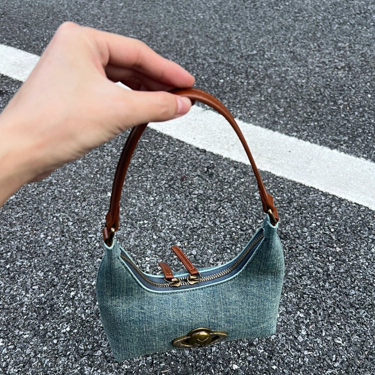 2024 New Vintage Denim Crossbody Bag with Magnetic Clasp and Card Pocket, Perfect for Daily Commute and Street Style