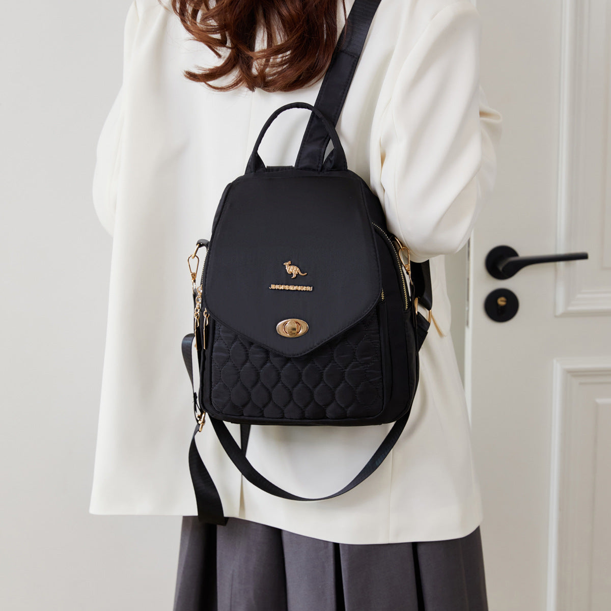 Stylish and Lightweight Women's Backpack Quilting Design Waterproof and Hard-Wearing Multi-Functional Large Capacity Suitable for Leisure Travel Daily Use