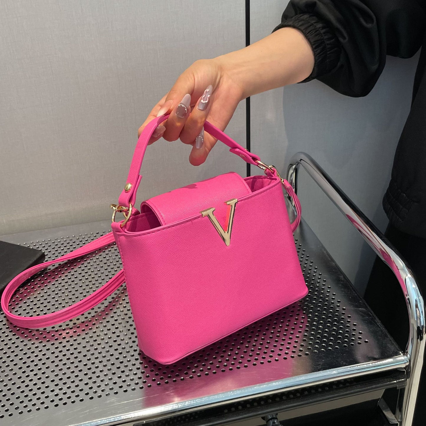 Light Luxury Bag Women's New V-Shaped Fashion Classy Bucket Bag Large Capacity Work Commuter Portable Shoulder Oblique