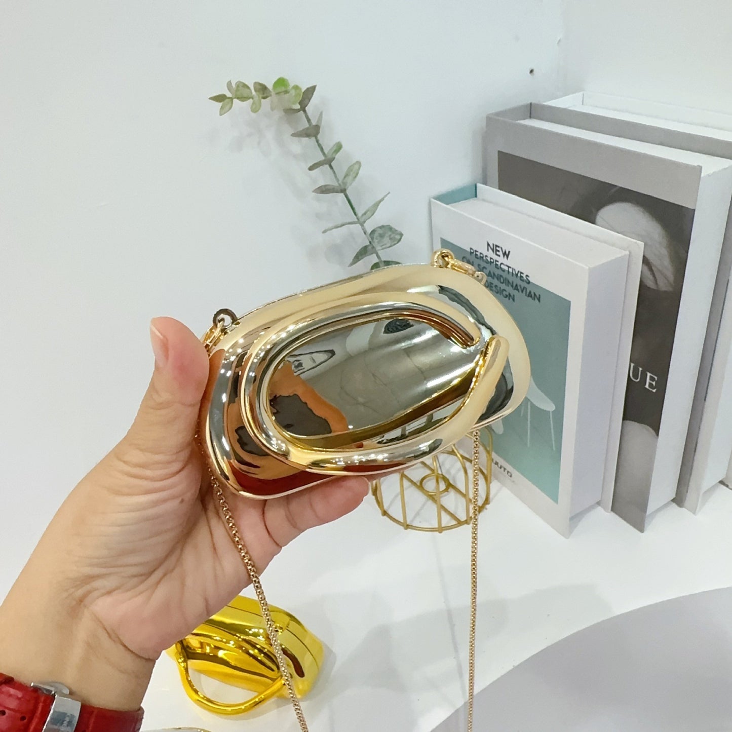 Chic Acrylic Clutch Bag with Chain Strap for Women, Mini Crossbody Evening Bag with Magnetic Closure and Shell Shape Design
