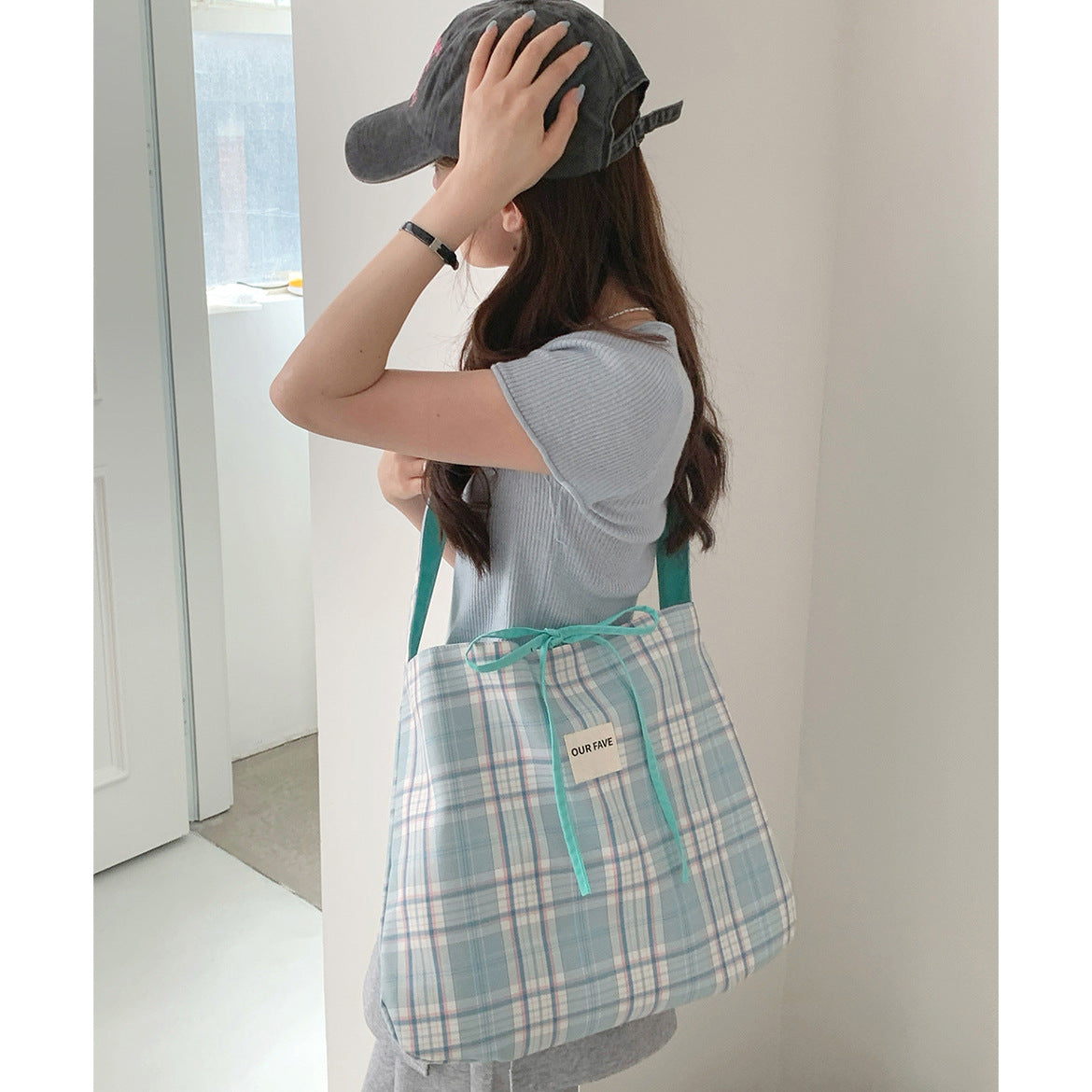 Casual Reversible Tote Bag with Plaid Design and Waterproof Nylon Lining for Daily Commute and Fashionable Outfits