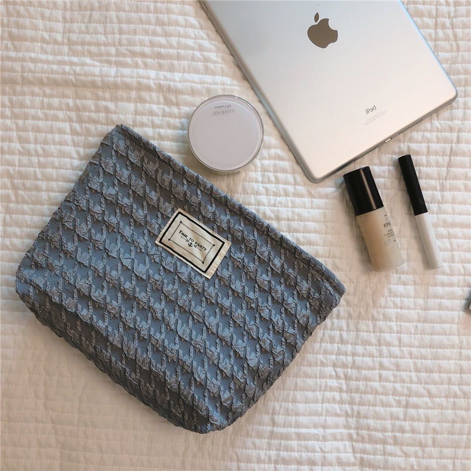New Fashion Floral Embossed Makeup Bag with Large Capacity, Portable Travel Organizing Pouch for Daily Use