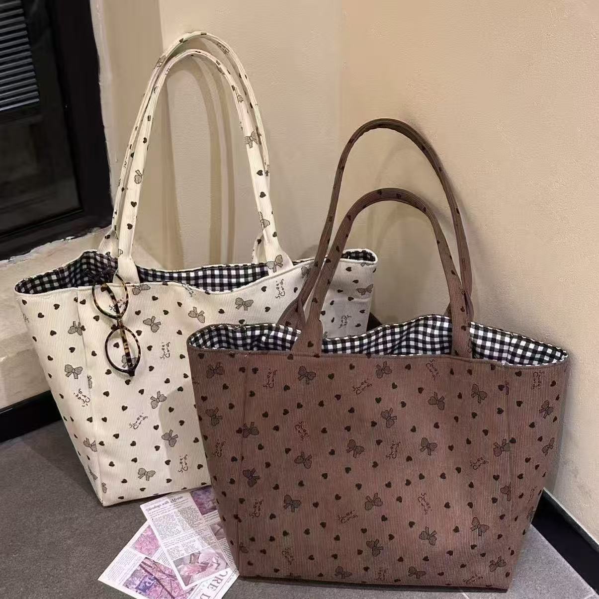 2025 New Large Capacity Tote Bag for Women with Heart and Bow Pattern, Fashionable Shoulder Bag for Daily Commute and Casual Use