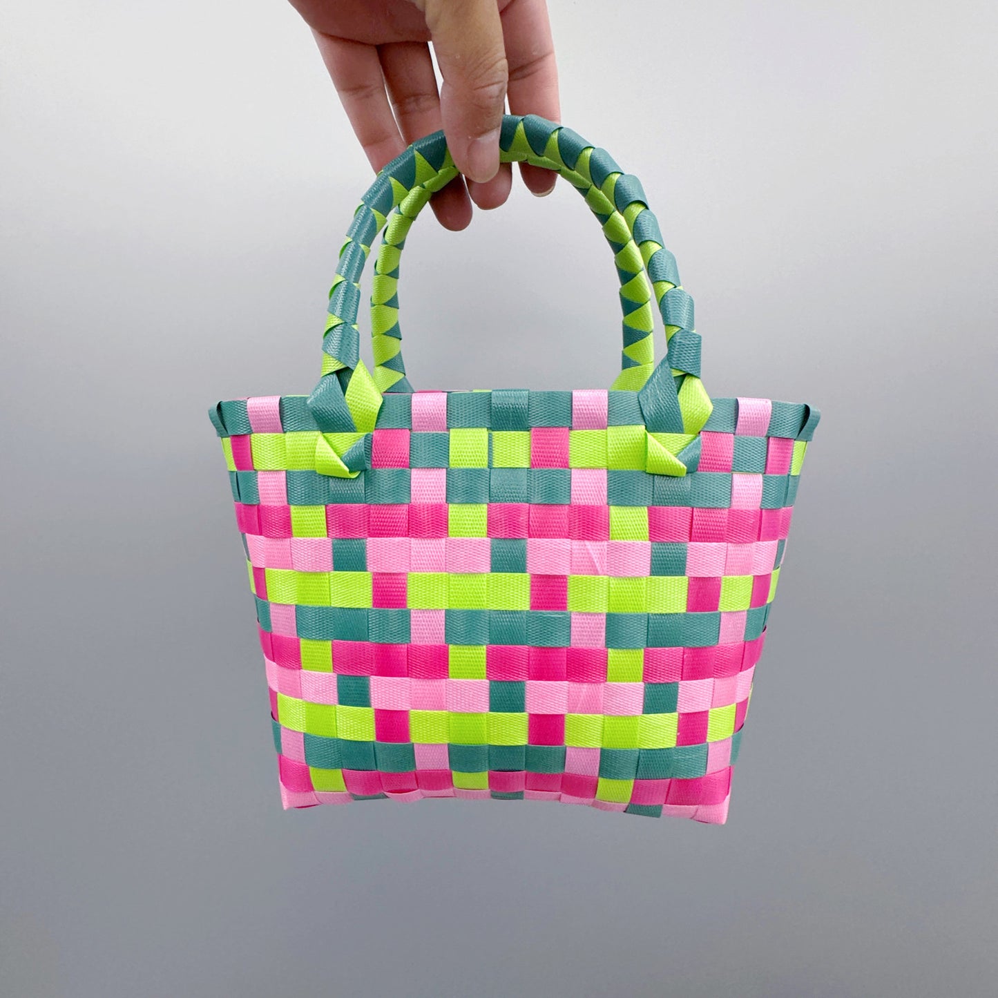 Handwoven Checkerboard Tote Bag for Women, Fashionable Beach & Daily Use, Soft PVC Material with Open Top and Inner Pockets