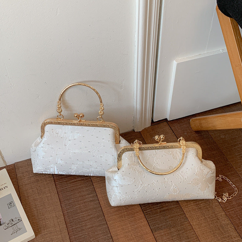 Elegant Minimalist Korean-Style Clasp Crossbody Bag with Chain Strap for Daily Fashion