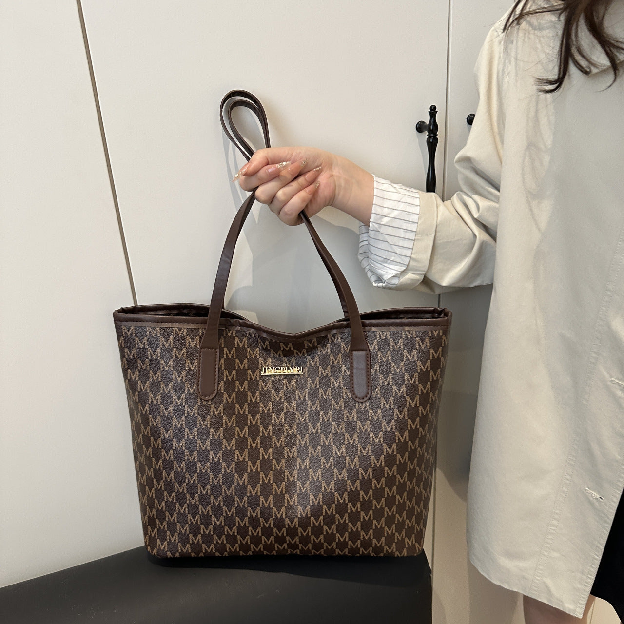New Letter Printed Tote Women's Fashion Pu Shoulder Bag Zipper Closure Strap Mobile Phone Bag