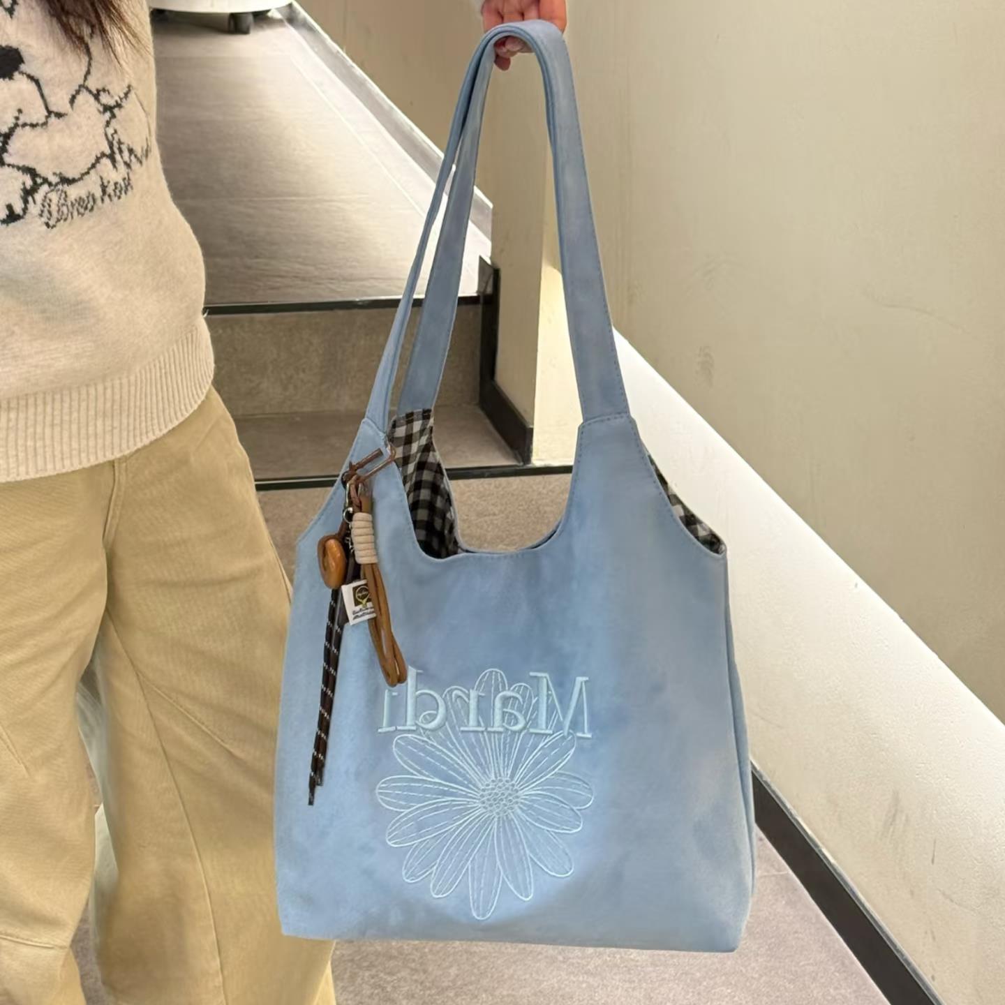 Korean Style Retro Embroidered Tote Bag for Women, Large Capacity Casual Shoulder Crossbody Bag with Floral Design and Cute Keychain