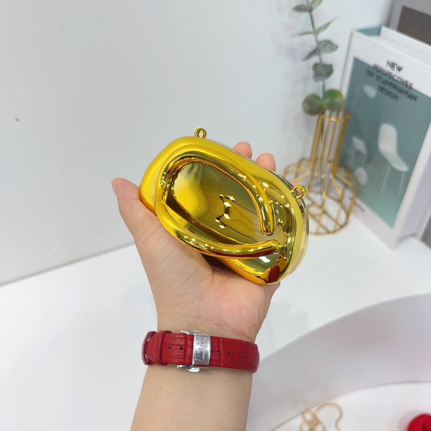 Chic Acrylic Clutch Bag with Chain Strap for Women, Mini Crossbody Evening Bag with Magnetic Closure and Shell Shape Design