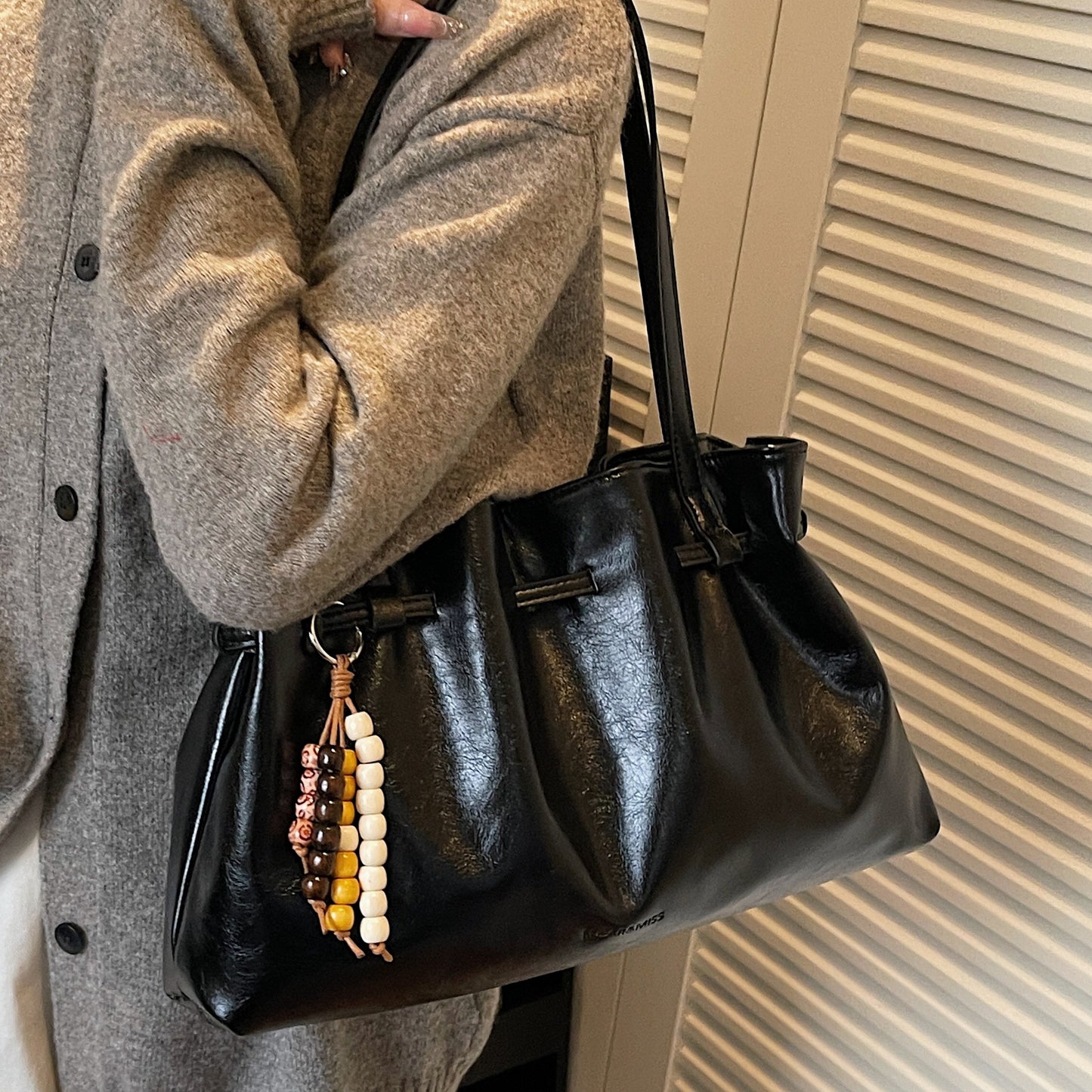 2025 New Fashion Women's Large Capacity Tote Bag with Retro Charm, Stylish Shoulder Bag for Daily Commute and Casual Wear
