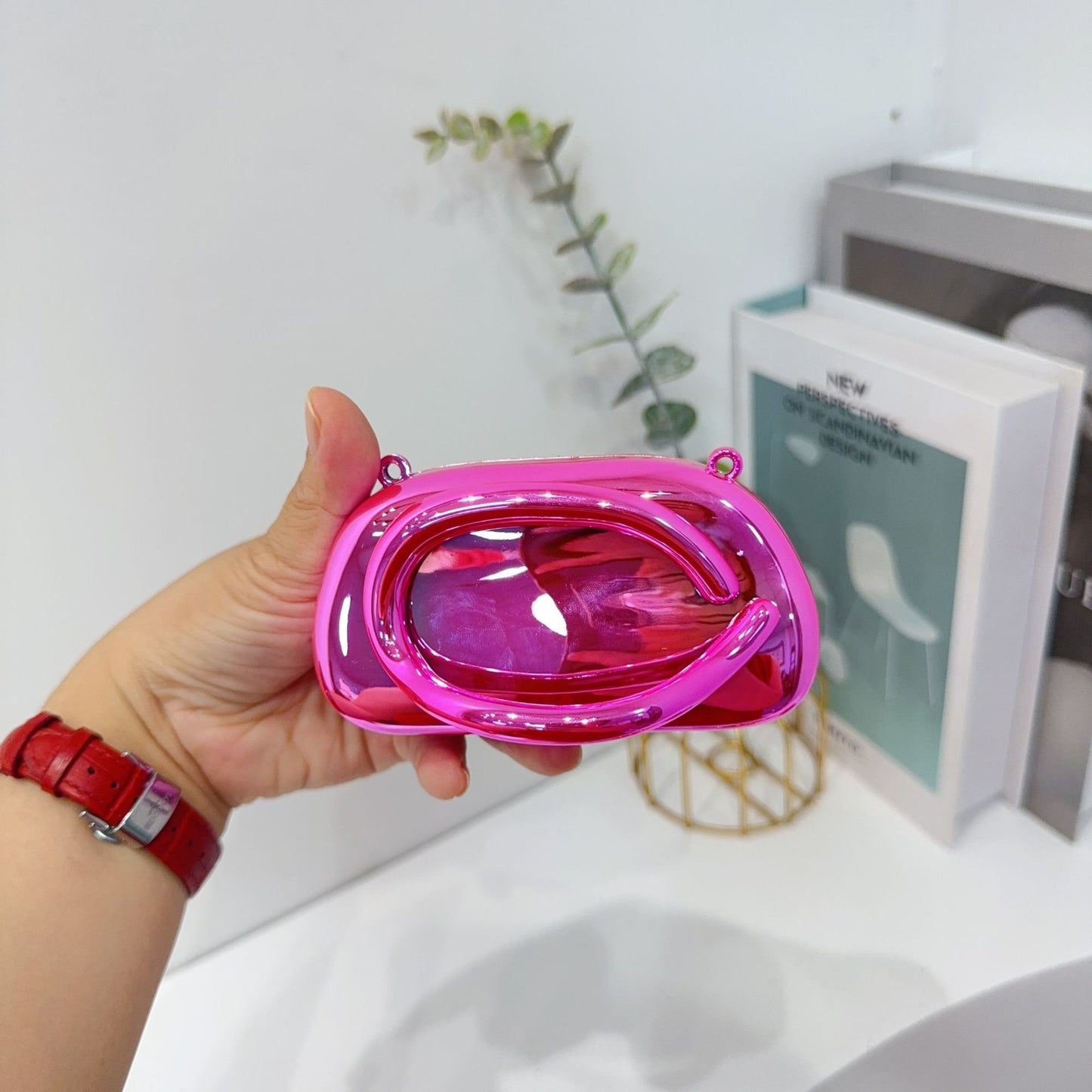 Chic Acrylic Clutch Bag with Chain Strap for Women, Mini Crossbody Evening Bag with Magnetic Closure and Shell Shape Design