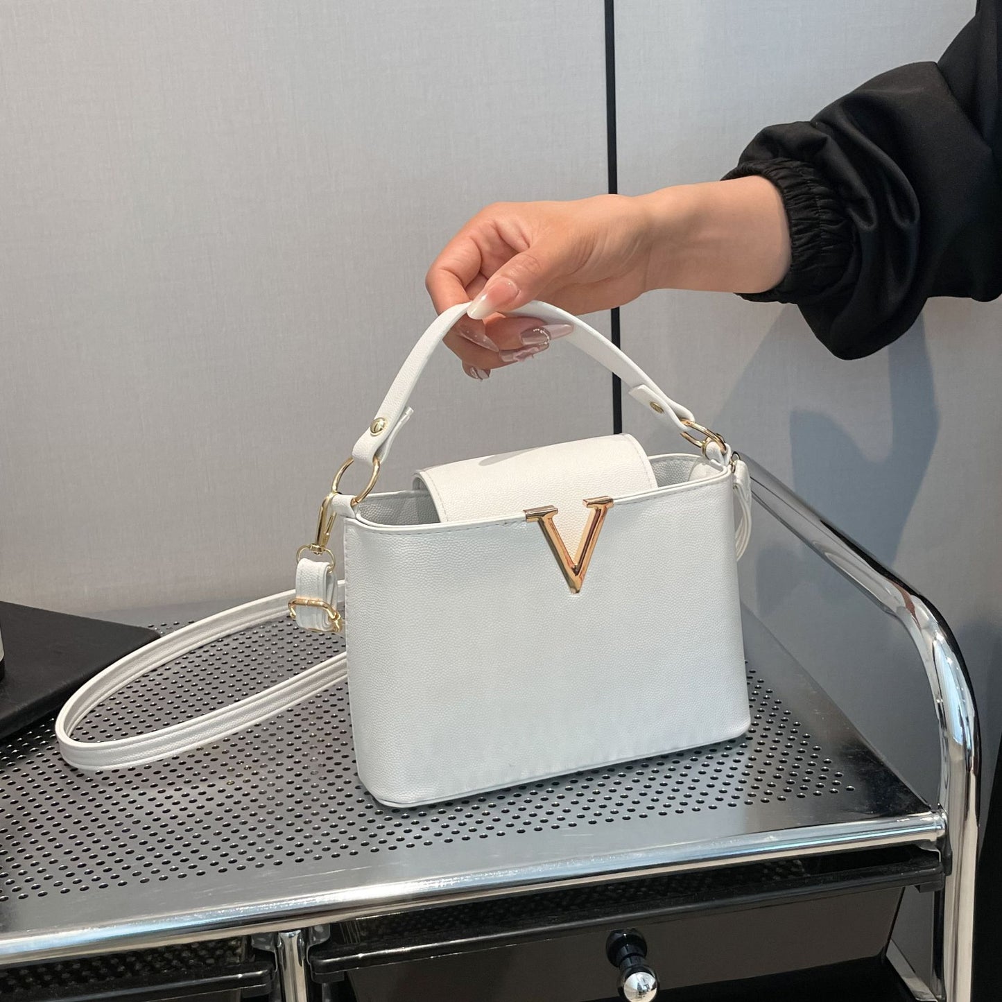 Light Luxury Bag Women's New V-Shaped Fashion Classy Bucket Bag Large Capacity Work Commuter Portable Shoulder Oblique