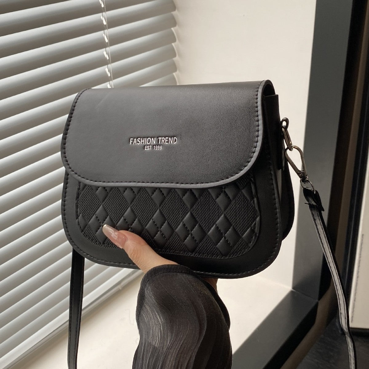 Minimalist Fashion Crossbody Saddle Bag for Women with Quilted Design and Stylish Flap Closure