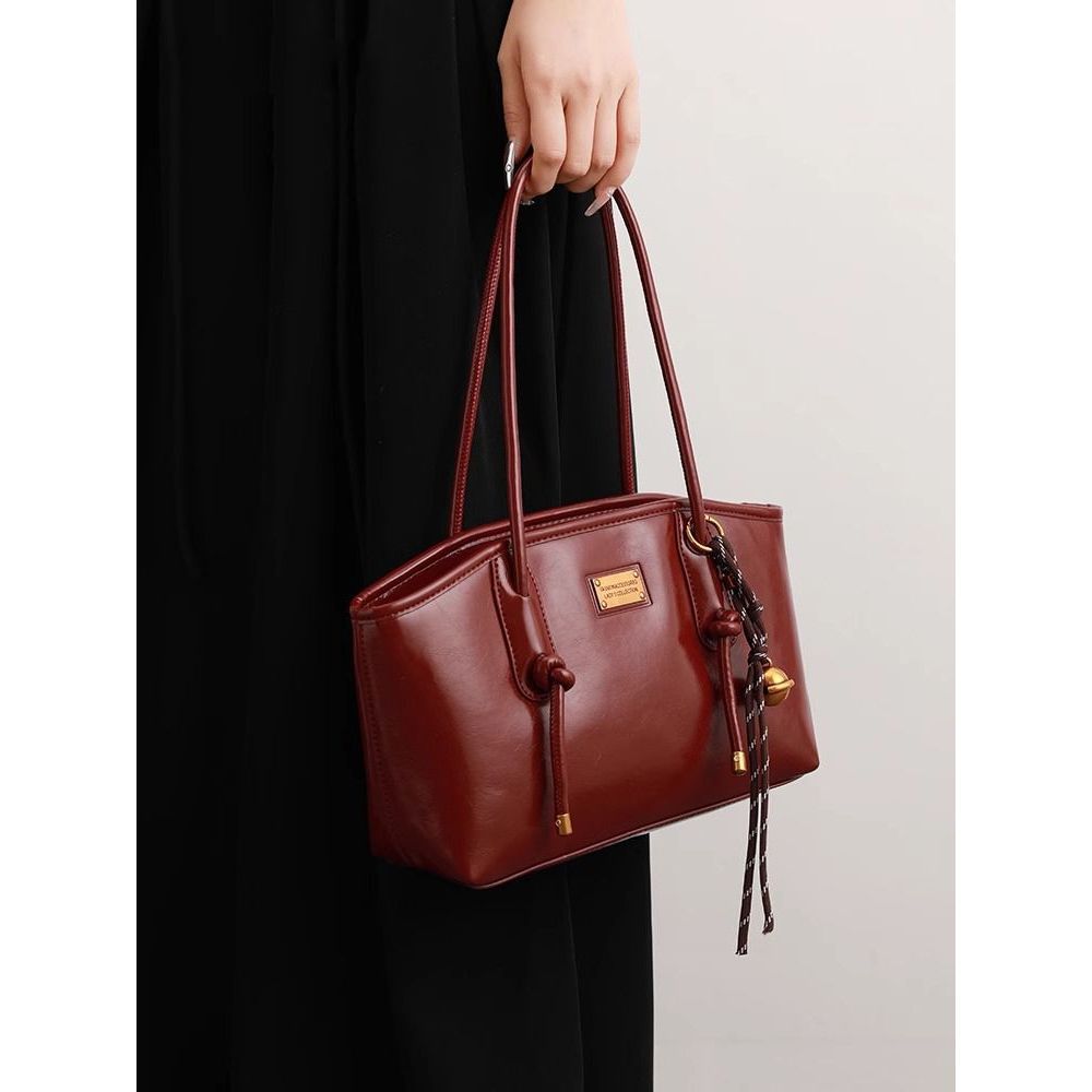 Elegant Red Wedding Tote Bag for Women with Chain Detail and Large Capacity, Perfect for Bridal Events and Daily Use