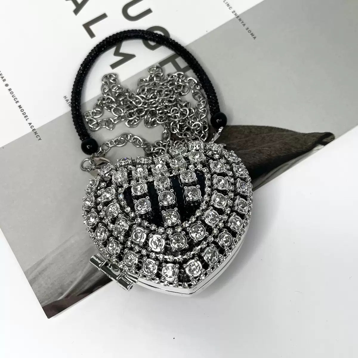 2025 New European Fashion Mini Heart-Shaped Crystal Clutch Bag with Chain Strap for Evening Party and Daily Use