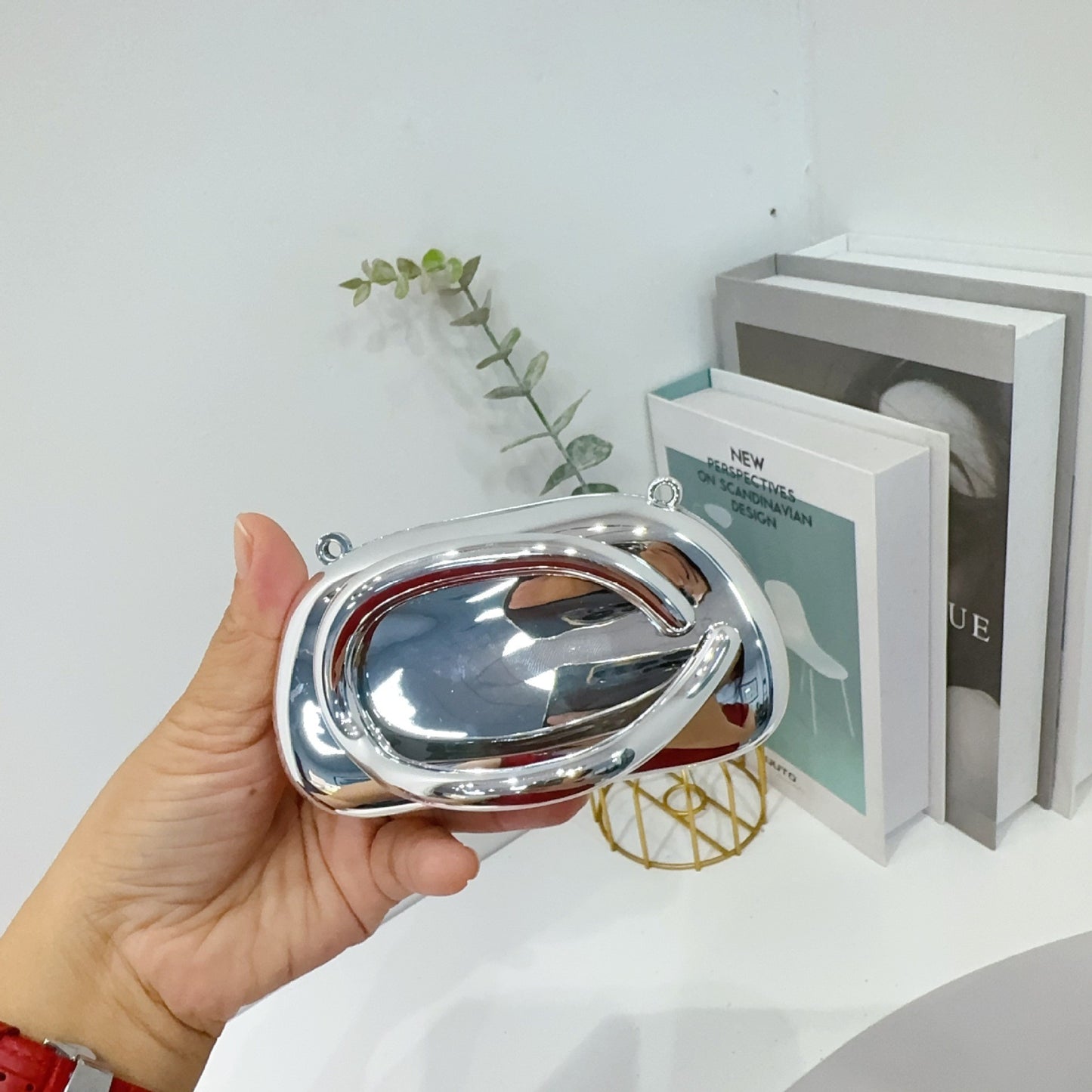 Chic Acrylic Clutch Bag with Chain Strap for Women, Mini Crossbody Evening Bag with Magnetic Closure and Shell Shape Design