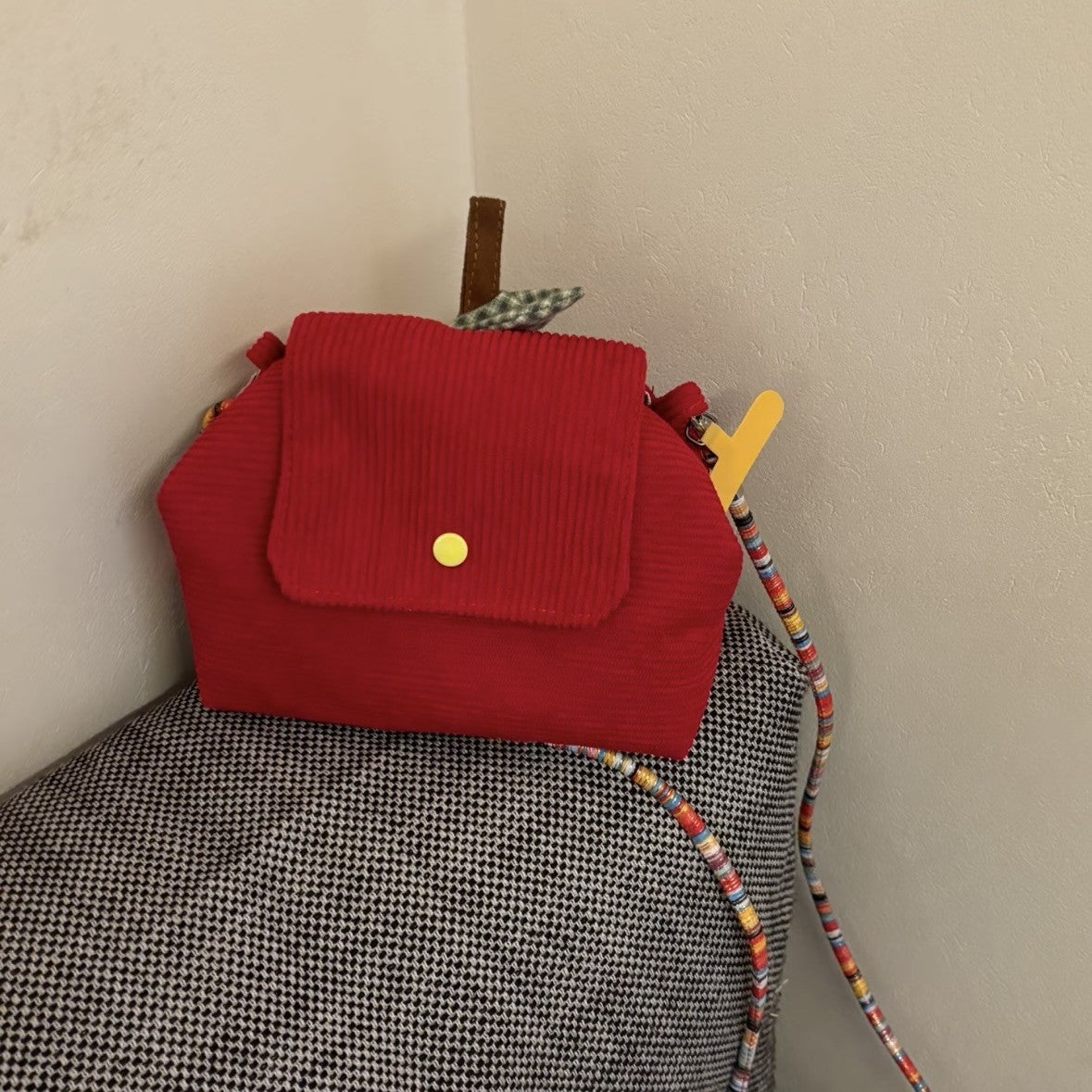 Cute Apple-Shaped Crossbody Bag with Adjustable Beaded Strap and Large Capacity for Daily Use