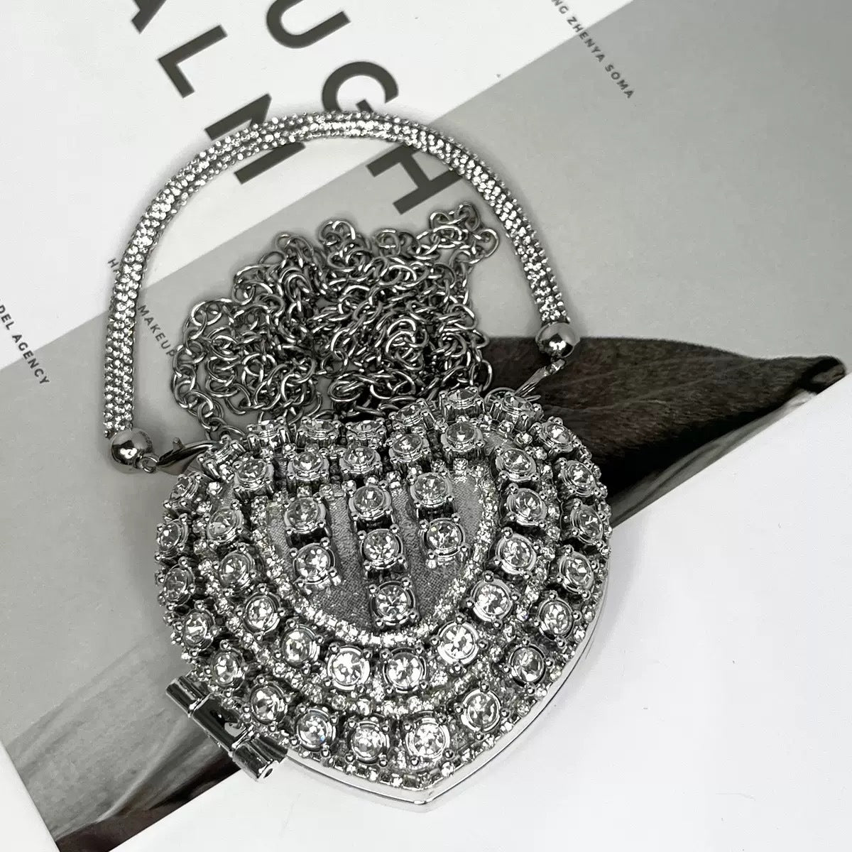 2025 New European Fashion Mini Heart-Shaped Crystal Clutch Bag with Chain Strap for Evening Party and Daily Use