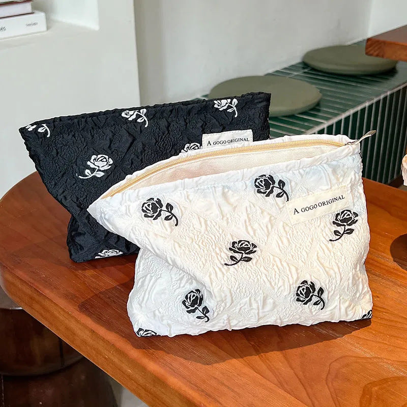 Original Embroidery Women's Canvas Cosmetic Bag Artistic Retro Flowers Print Exquisite Quilting Design Portable Clutch