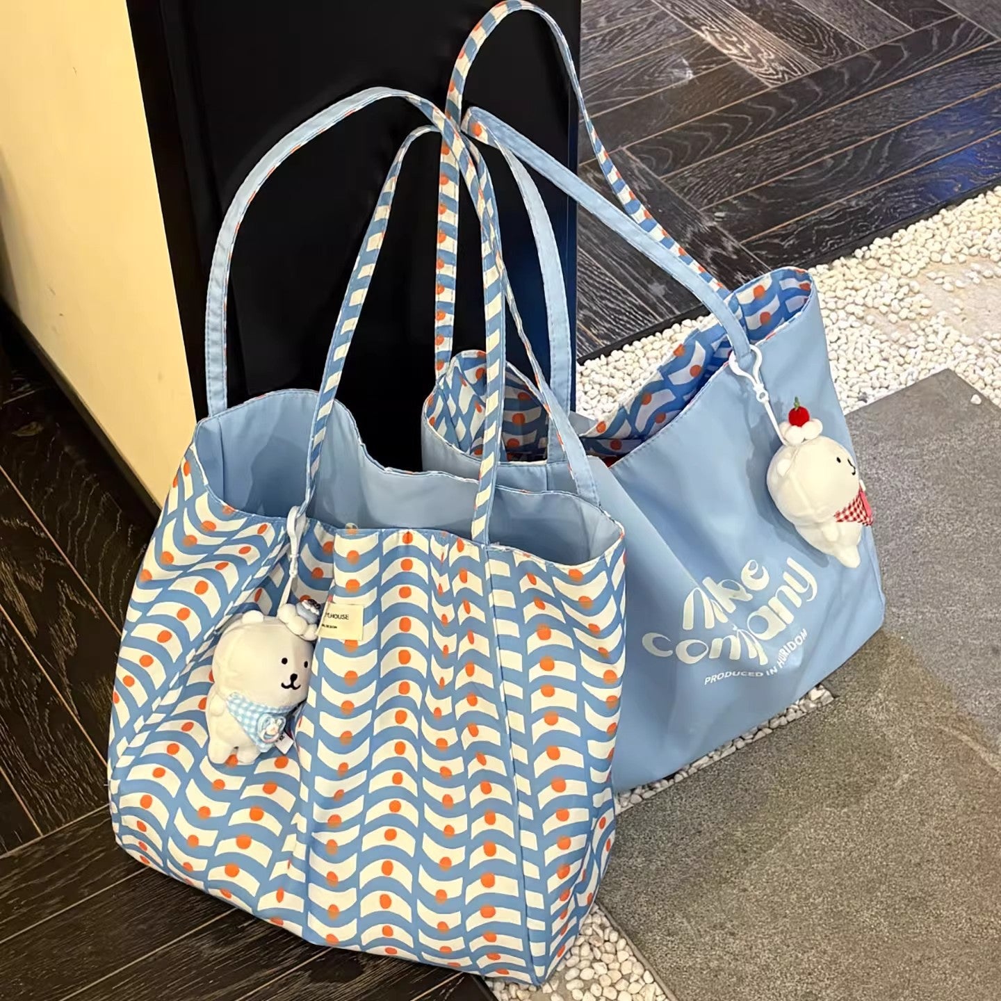 2025 New Large Capacity Reversible Tote Bag with Wave Pattern and Cute Bear Charm, Casual Urban Style for Daily Use
