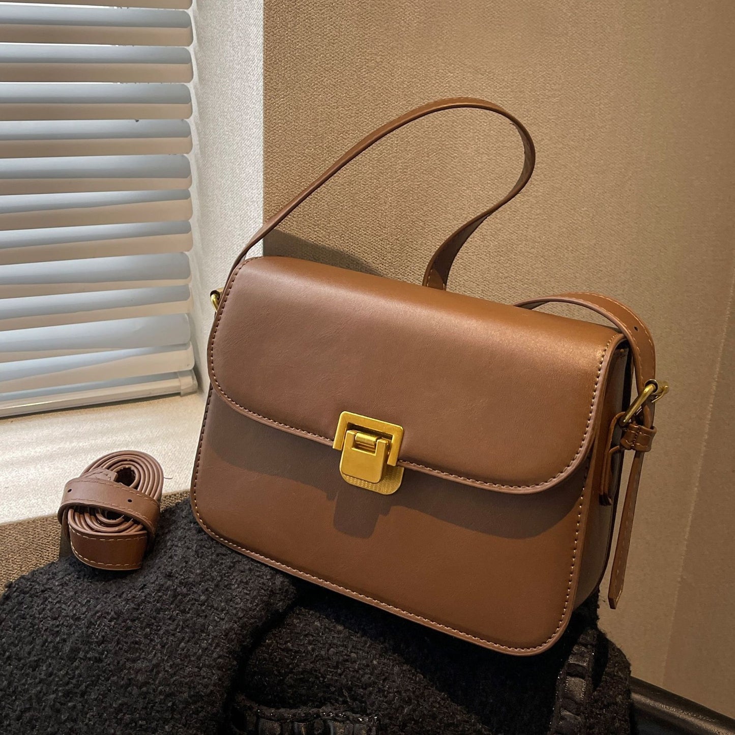 Urban Simple Style Lock Messenger Bag Multi-Functional Inner Bag Design Everyday Joker Fashion Small Square Bag