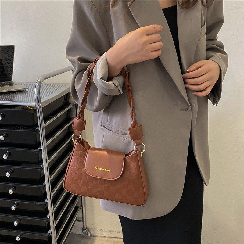 Chic Mini Shoulder Bag 2026 New Fashion Crossbody Bag with Quilted Design and Braided Strap for Everyday Style