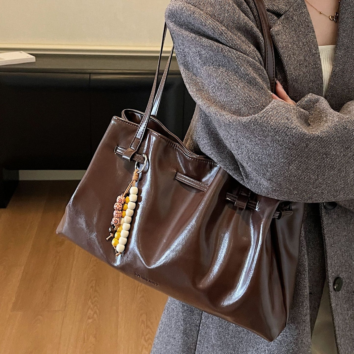 2025 New Fashion Women's Large Capacity Tote Bag with Retro Charm, Stylish Shoulder Bag for Daily Commute and Casual Wear