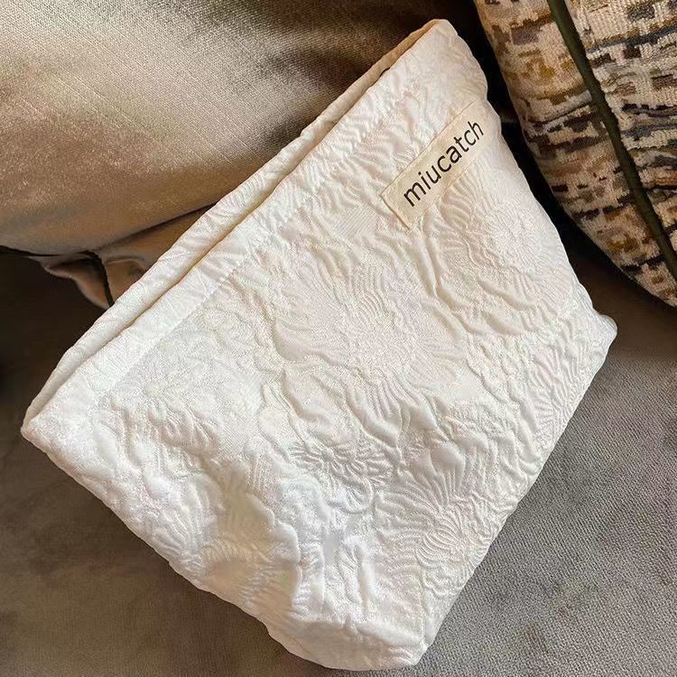 New Fashion Floral Embossed Makeup Bag with Large Capacity, Portable Travel Organizing Pouch for Daily Use