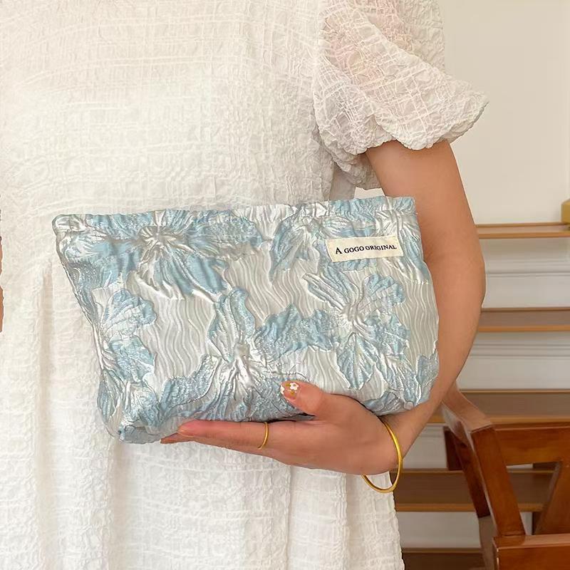High Sense Women's Cosmetic Bag Large Capacity Portable Liner Buggy Bag Exquisite Embossed Design