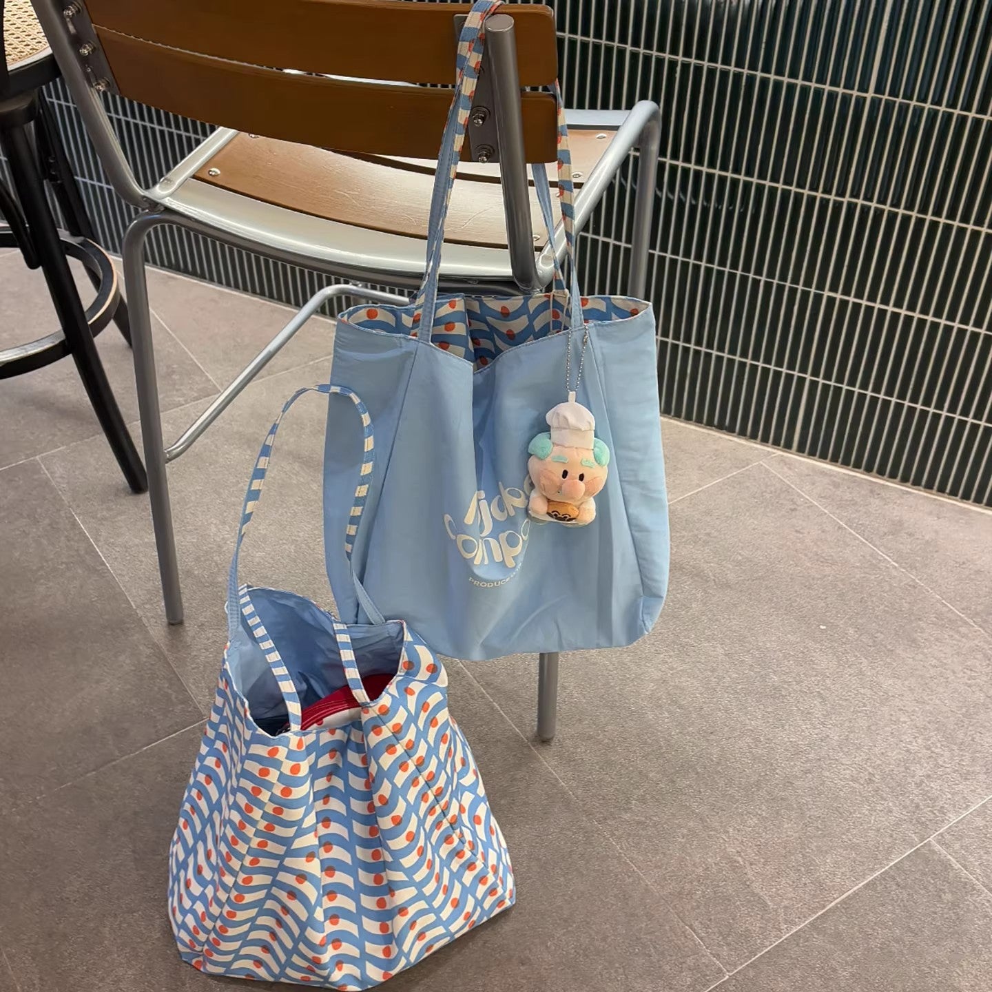 2025 New Large Capacity Reversible Tote Bag with Wave Pattern and Cute Bear Charm, Casual Urban Style for Daily Use