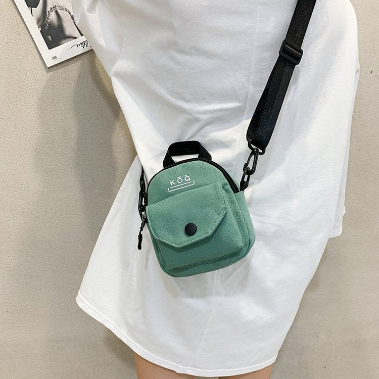 Minimalist Canvas Crossbody Bag for Daily Use with Zipper Closure and Stylish Design