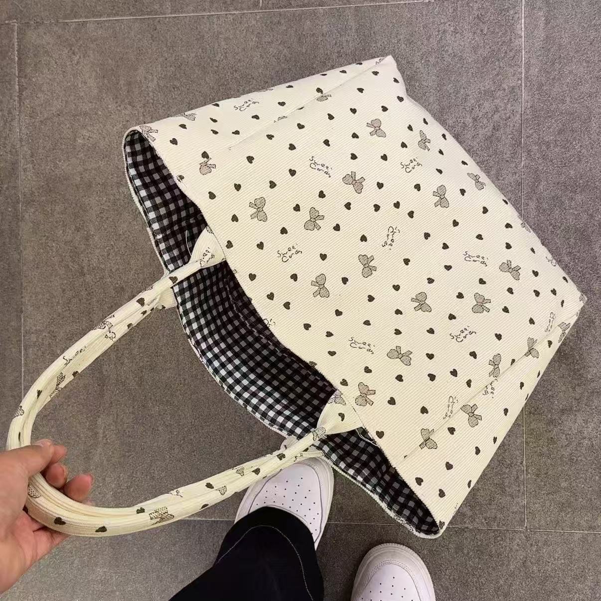 2025 New Large Capacity Tote Bag for Women with Heart and Bow Pattern, Fashionable Shoulder Bag for Daily Commute and Casual Use