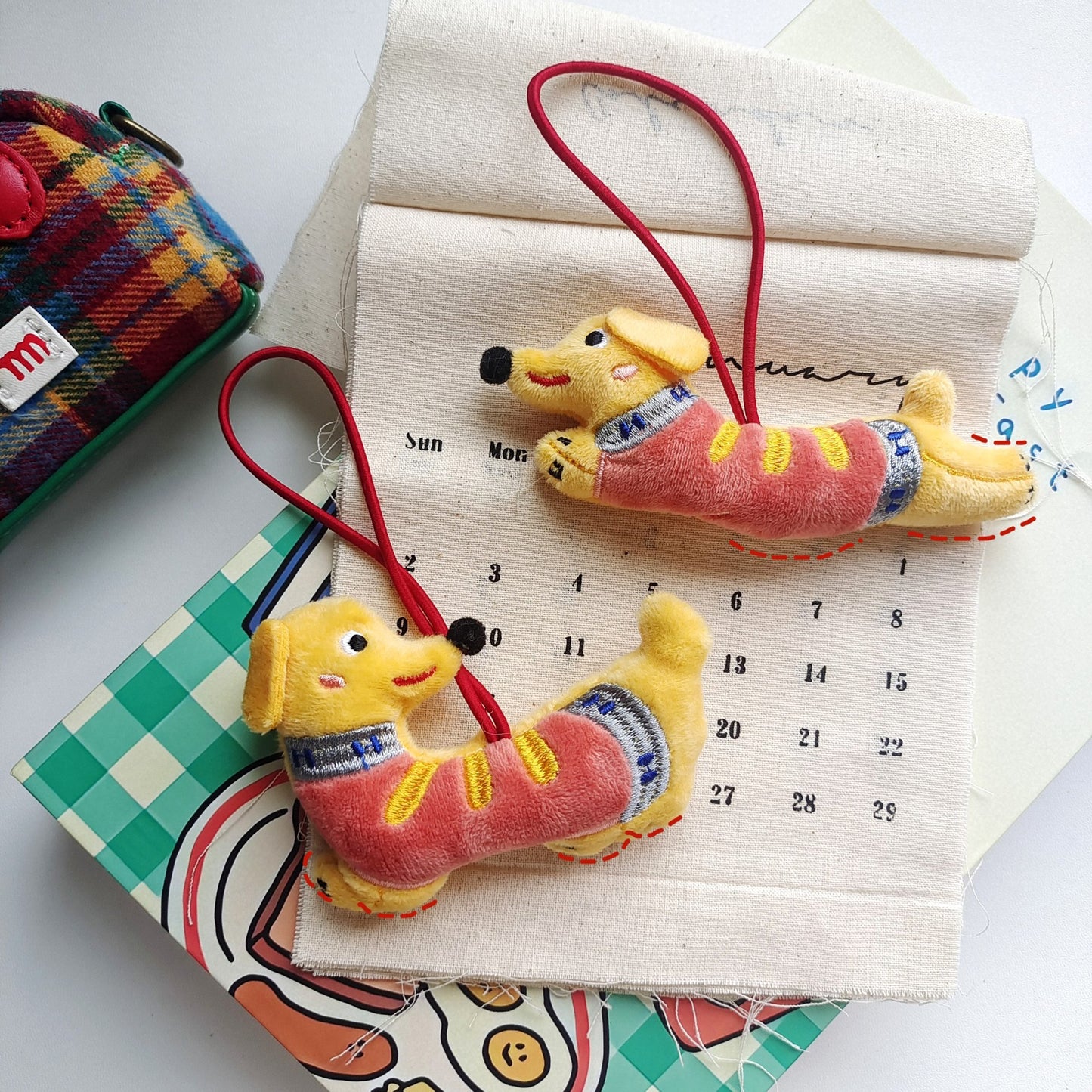 Cute Cartoon Dachshund Plush Keychain for Bag and Phone Decoration, Handmade Soft Toy with Stitched Details