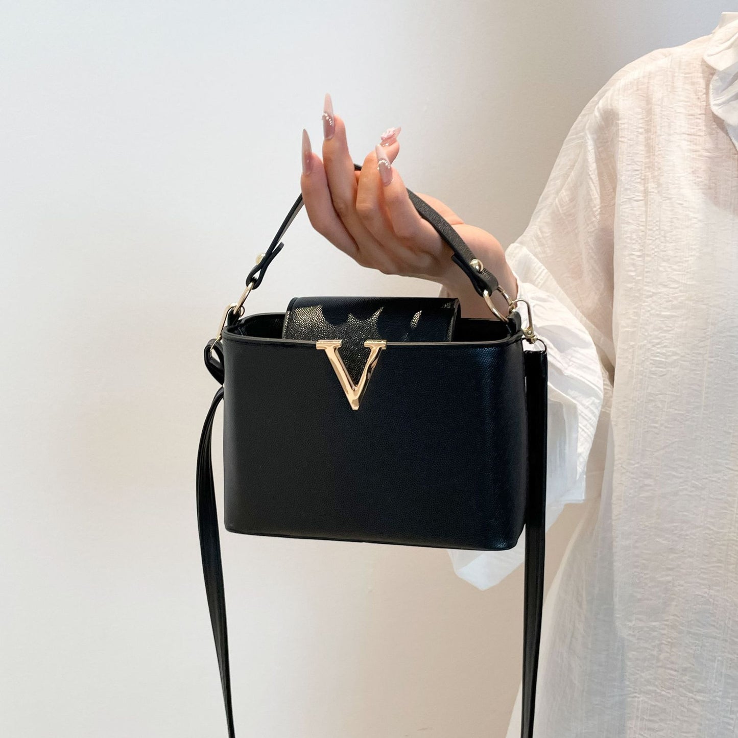 Light Luxury Bag Women's New V-Shaped Fashion Classy Bucket Bag Large Capacity Work Commuter Portable Shoulder Oblique