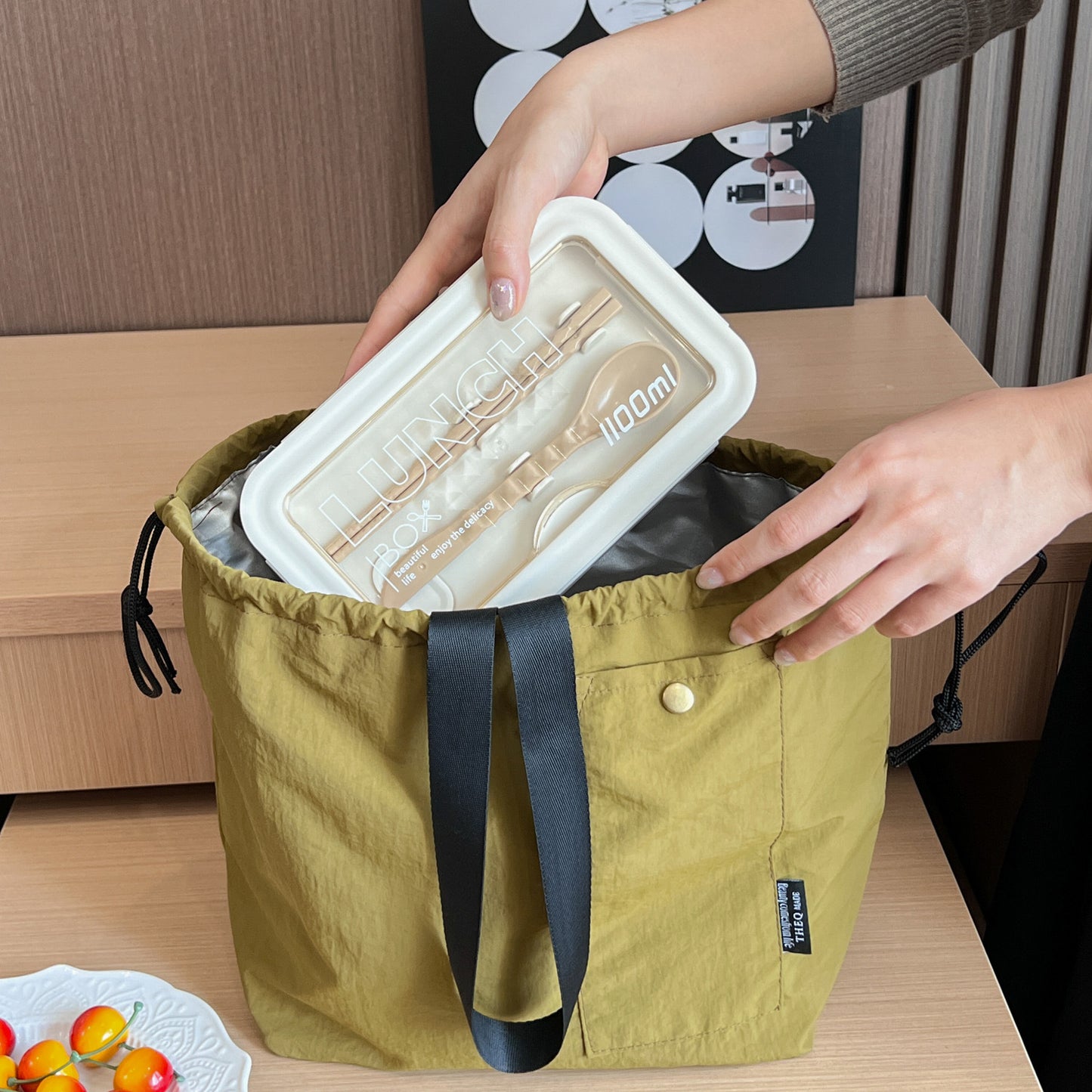 Portable Insulated Lunch Bag with Waterproof Design for Students and Office Workers - Keeps Food Warm and Organized
