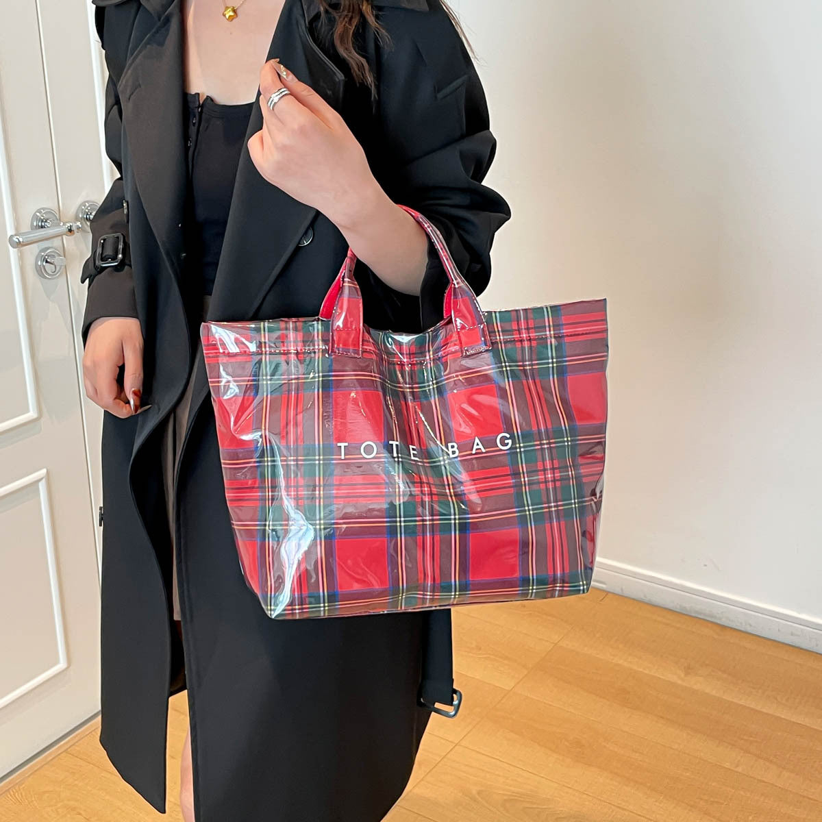 Trendy Plaid Tote Bag for Women with Large Capacity and Fashionable Design, Perfect for Daily Use