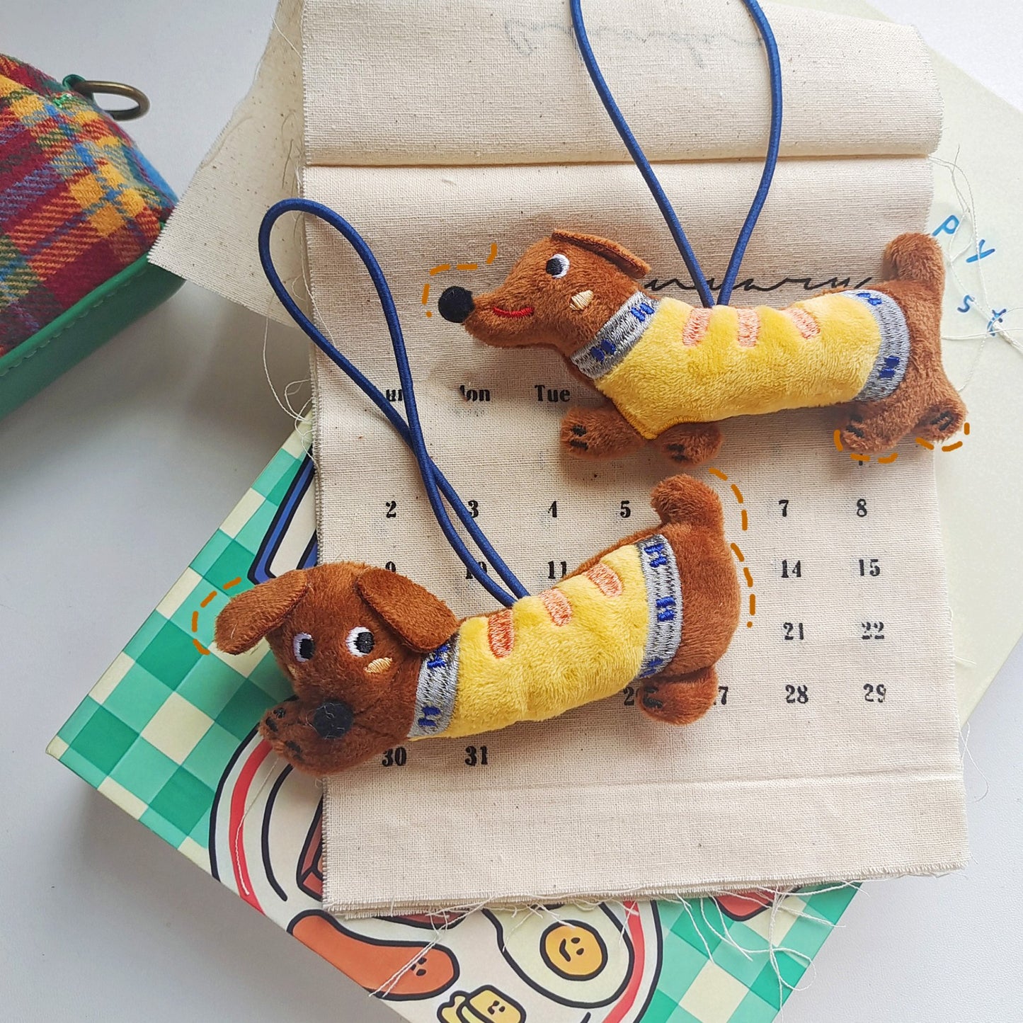 Cute Cartoon Dachshund Plush Keychain for Bag and Phone Decoration, Handmade Soft Toy with Stitched Details