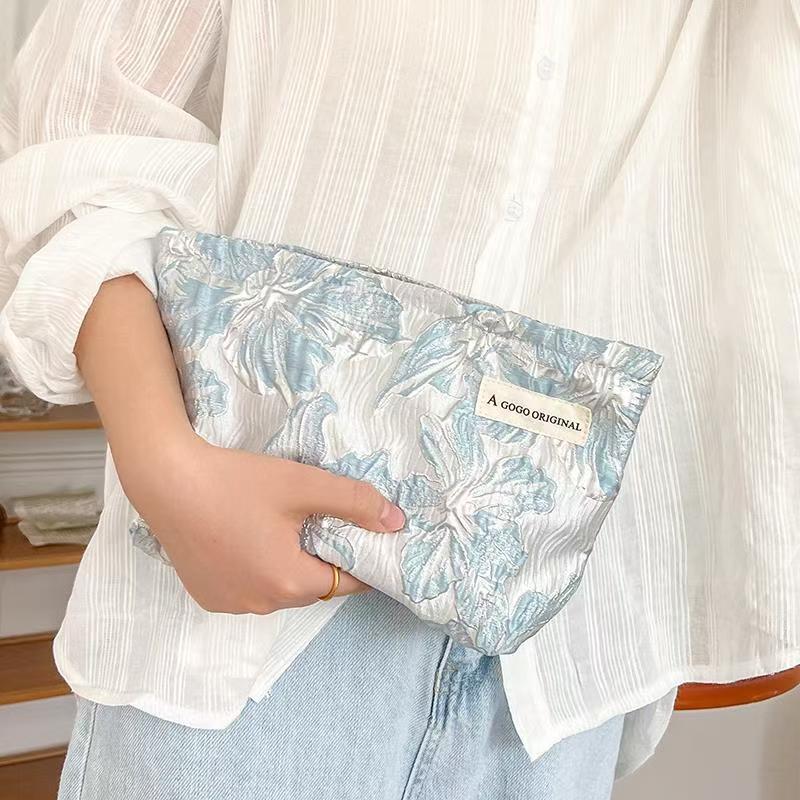 High Sense Women's Cosmetic Bag Large Capacity Portable Liner Buggy Bag Exquisite Embossed Design