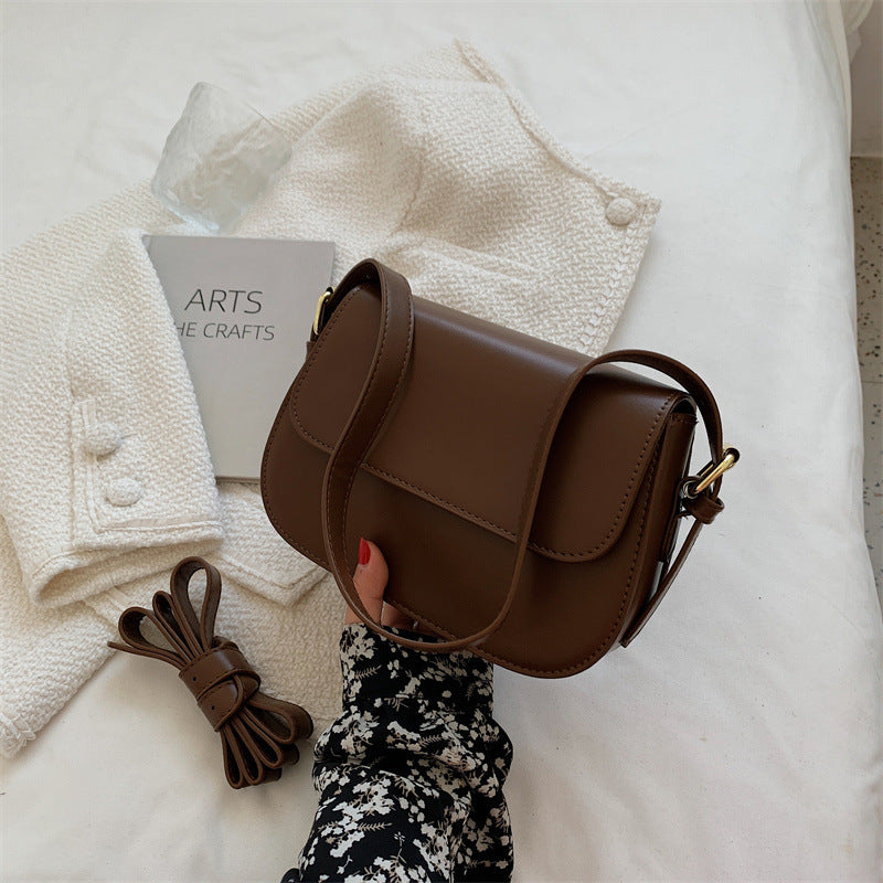 Chic Minimalist Saddle Crossbody Bag with Stitching Details for Everyday Fashion